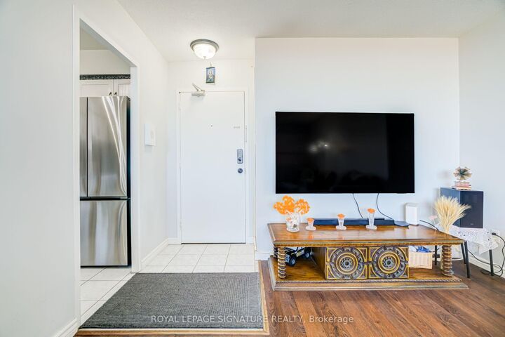 Property Photo:  2550 Pharmacy Avenue 812  ON M1W 1H9 
