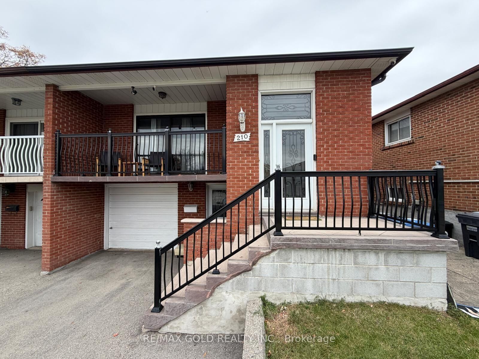 Property Photo:  210 Harold Street  ON L6Y 2G2 