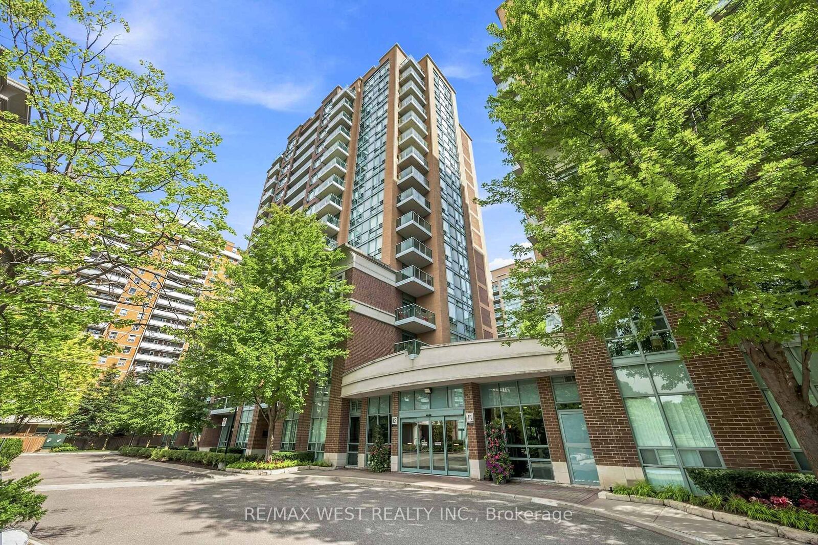 Property Photo:  15 Michael Power Place 809  ON M9A 5G4 