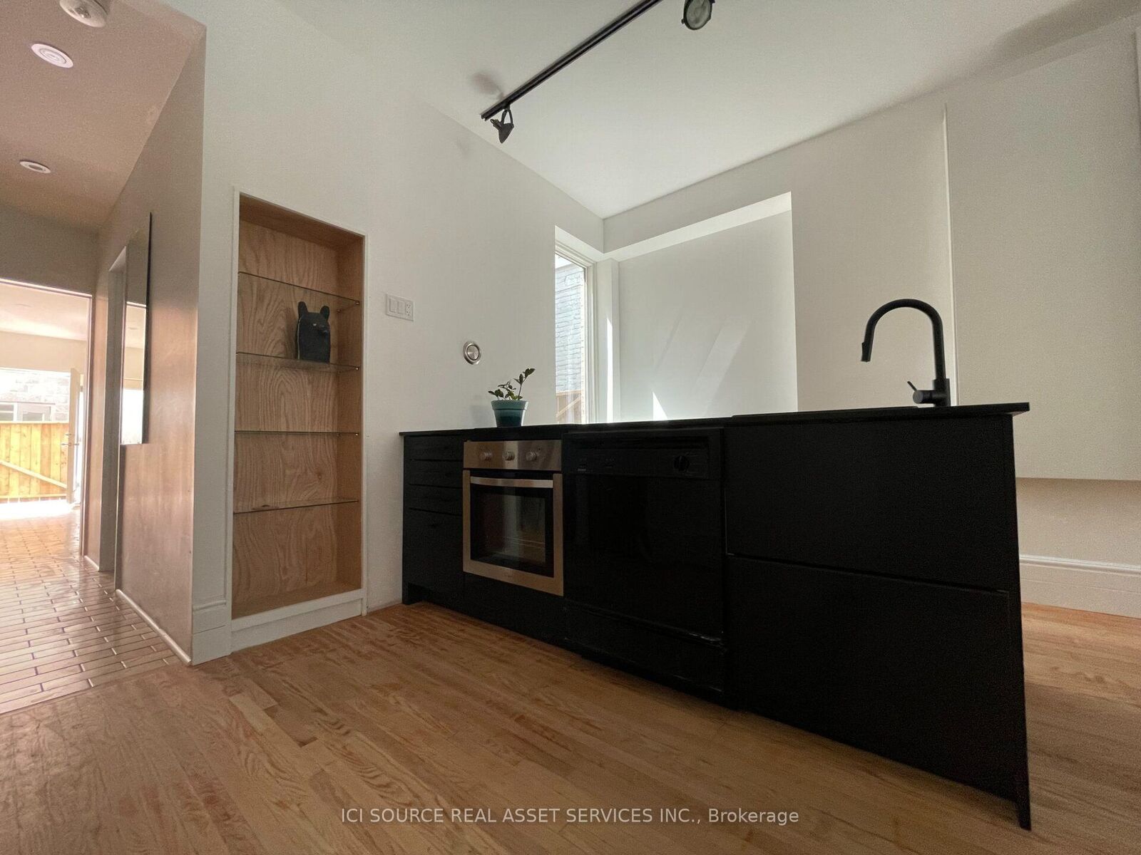 Property Photo:  60 Beverley Street 2  ON M5T 1X9 