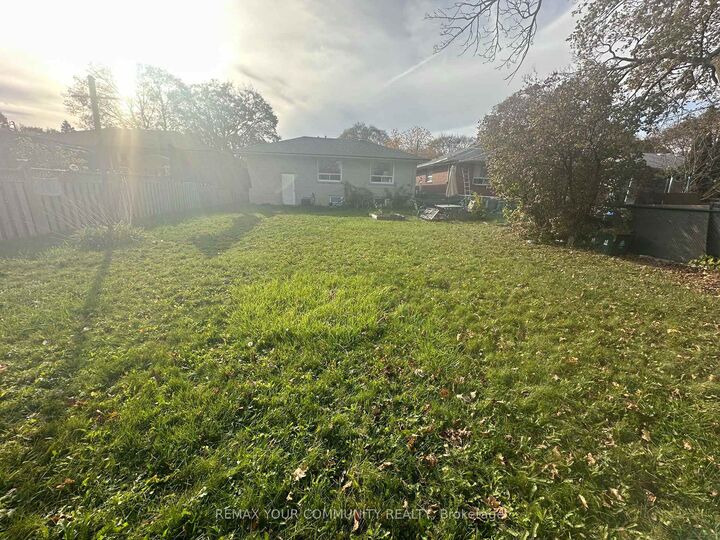 Property Photo:  33 Aikenhead Road  ON M9R 2Z1 
