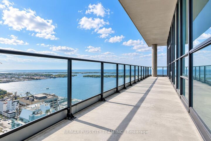Property Photo: 33 Bay Street 5005 ON M5J 2Z3