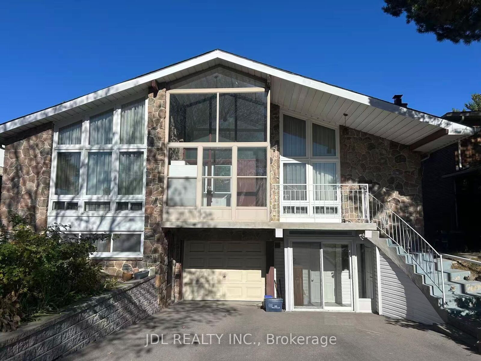 Property Photo:  64 Charlton Blvd Boulevard Two Bedrooms Lower  ON M2M 1B9 