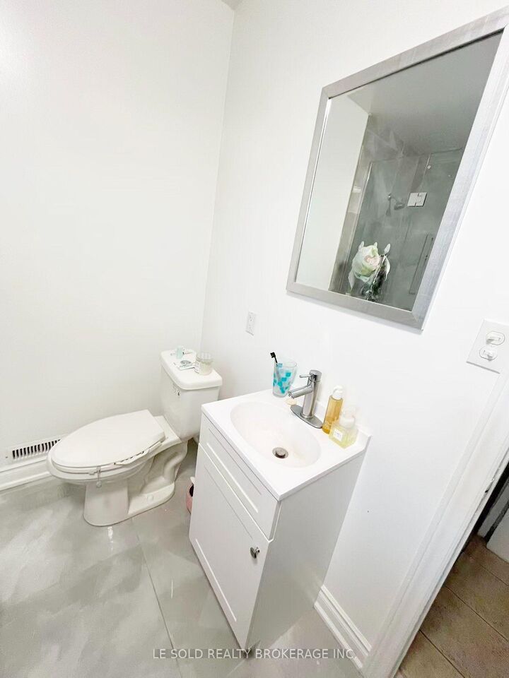 Property Photo: 271 Hallam Street 1 Bedroom ON M6H 2T7