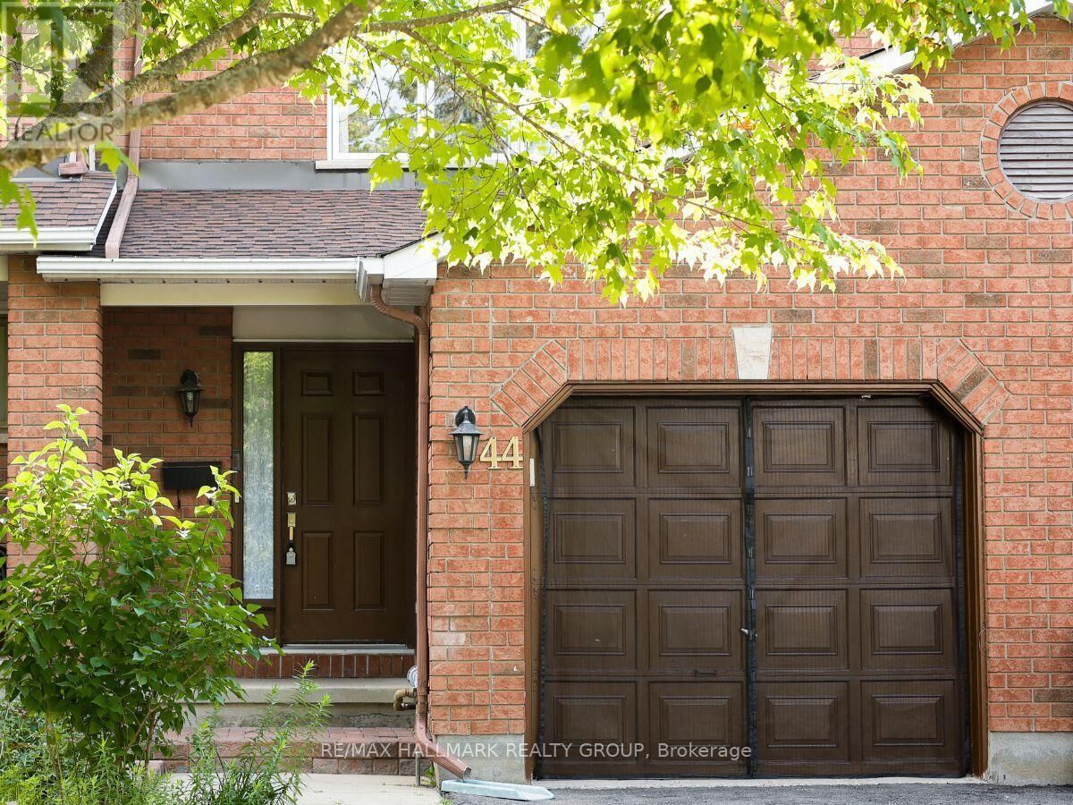 Property Photo:  44 Winnegreen Court  ON K1G 5S2 