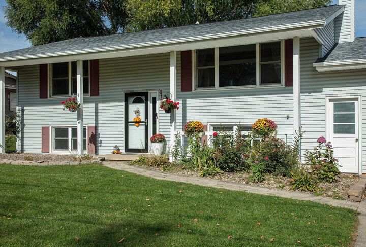 Property Photo:  2128 Cardinal Drive  IA 50701 