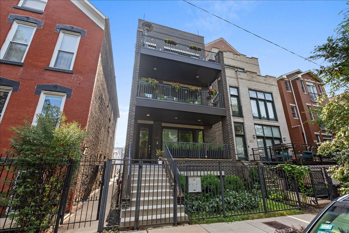 Property Photo: 825 N Wood Street 3 IL 60622