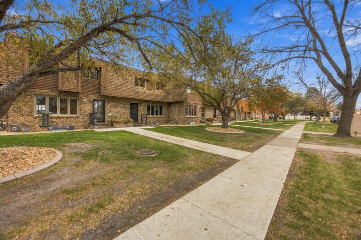Property Photo:  1402 E Gateway Circle S E  ND 58103 