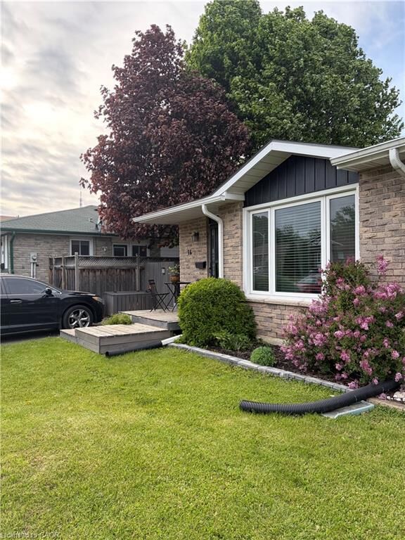 Property Photo:  16 Maple Crescent 2  ON N3L 3R4 