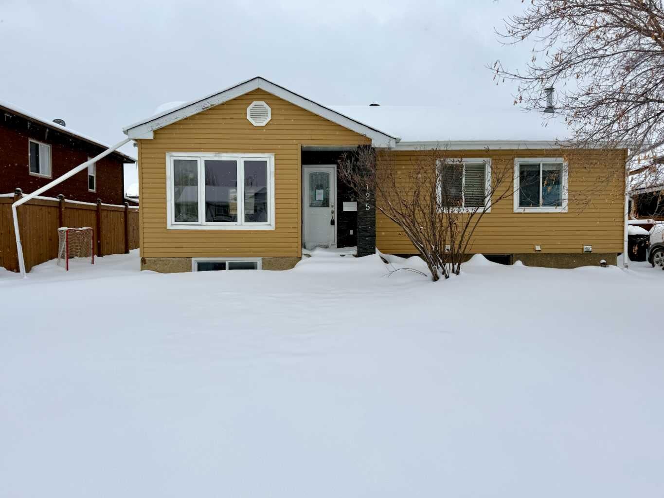 Property Photo:  125 Becker Crescent  AB T9K 1M6 