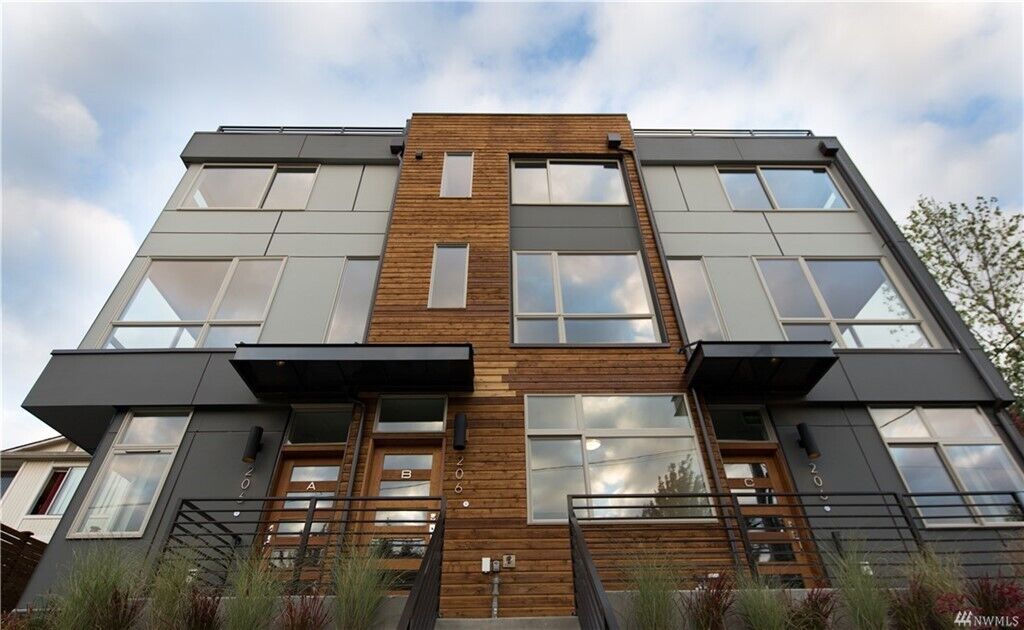 Property Photo:  206  22nd Avenue B  WA 98122 