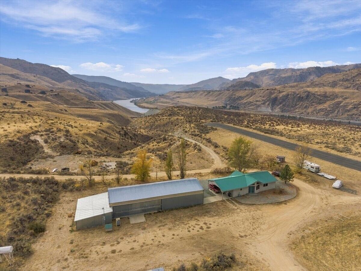 Property Photo:  685 NW Road 20 Road  WA 98858 