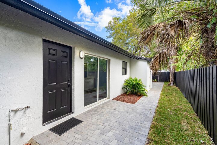 Property Photo: 1211 NE 2nd Avenue FL 33304