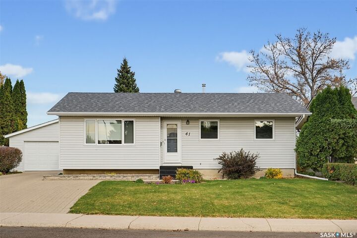 Property Photo: 41 Arnason Crescent SK S7H 4M7