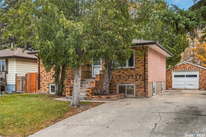 Property Photo:  512 Q Avenue N  SK S7L 2Y3 