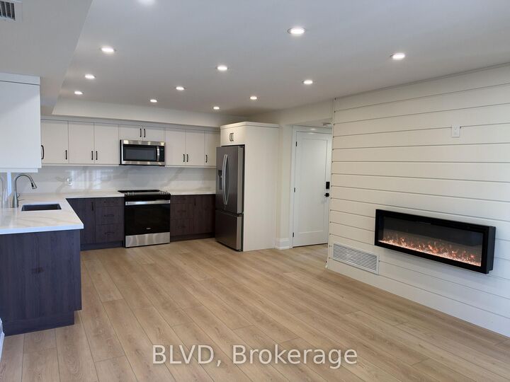 Property Photo: 76 Burndale Avenue 4 ON M2N 1S7