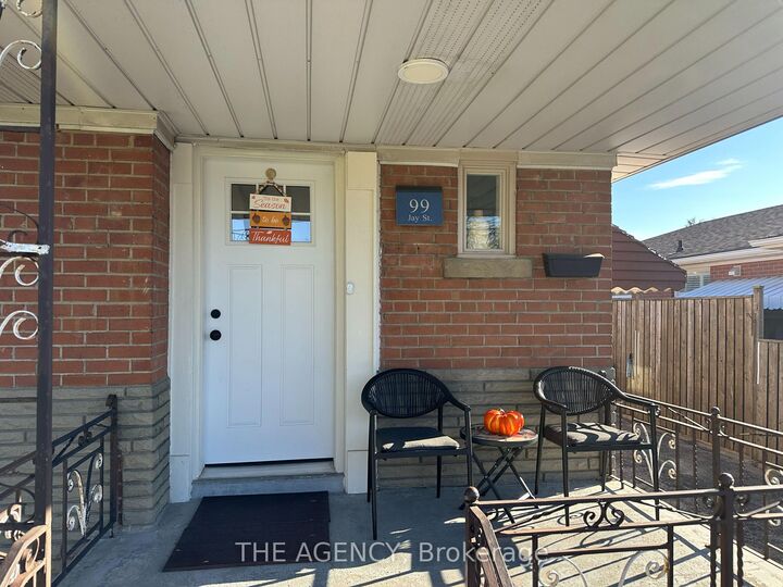 Property Photo:  99 Jay Street Main  ON M6L 2M3 