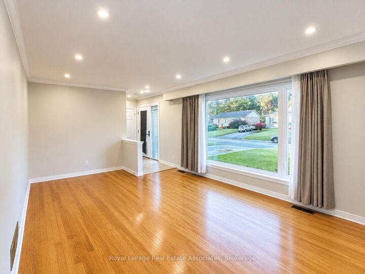 Property Photo:  10 Elizabeth Street Upper  ON L7G 3K2 
