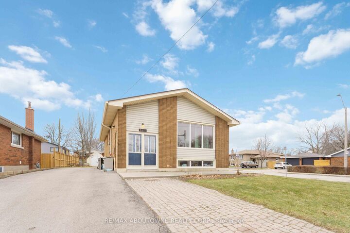 Property Photo:  517 Mohawk Road W Main  ON L9C 1X3 