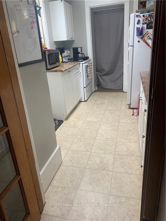 Property Photo:  376 Pembroke Street  ON K8A 5N6 