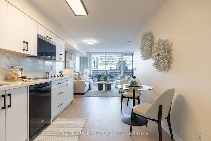 Property Photo:  111 Elizabeth Street 627  ON M5G 1P7 