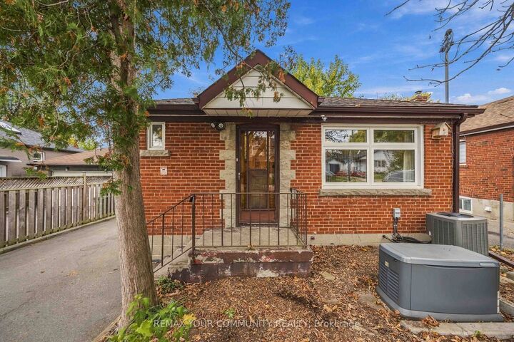 Property Photo:  4 Waltonice Road  ON M1M 3G5 