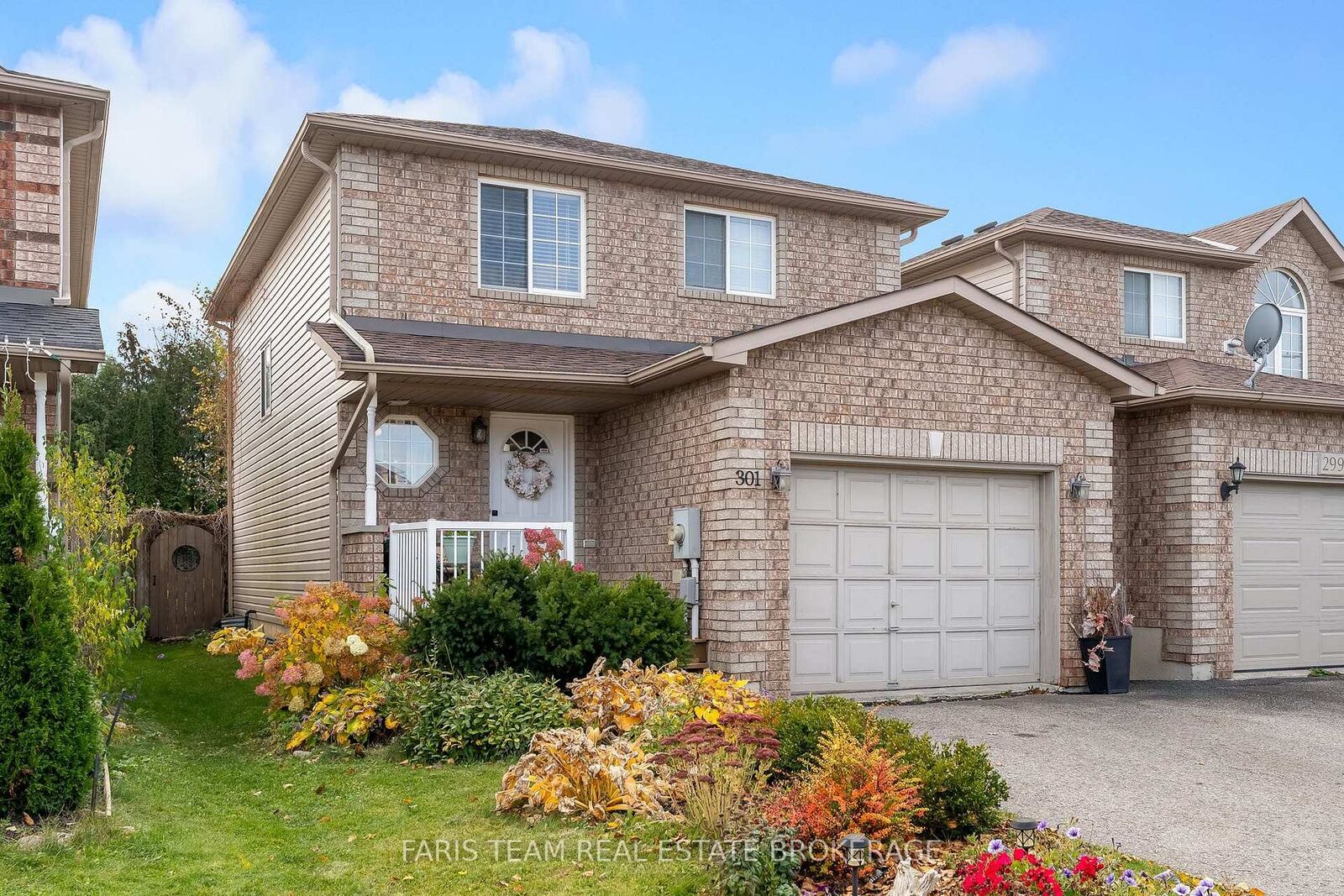 Property Photo:  301 Dunsmore Lane  ON L4M 7A8 