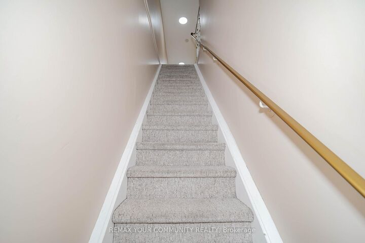 Property Photo:  1378 Danforth Avenue Room 2  ON M4J 3V9 