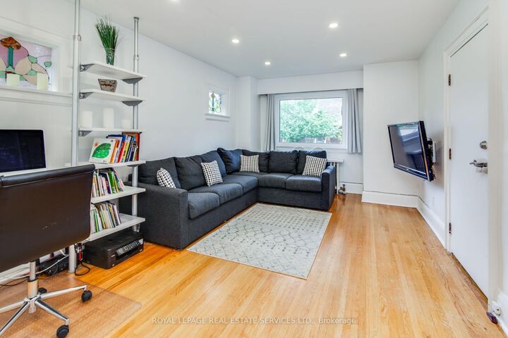 Property Photo:  23 Kings Park Boulevard  ON M4J 2B7 