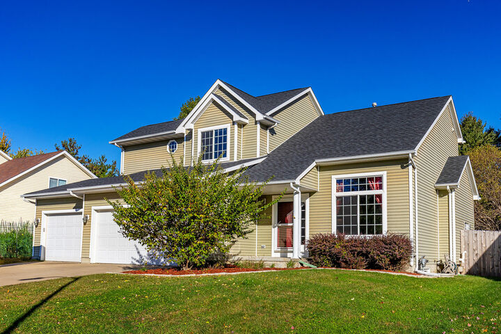 Property Photo: 806 Edgewater Drive IA 50226