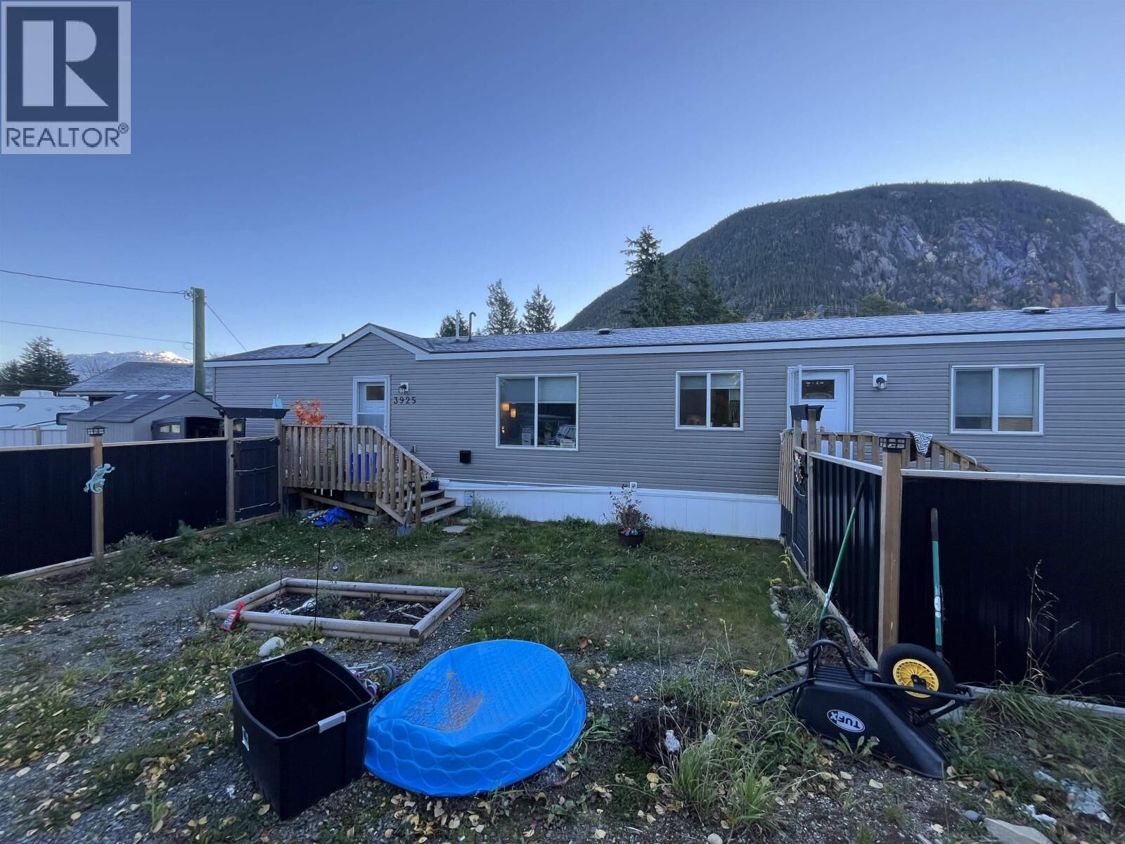 Photo de la propriété:  3925 Simpson Crescent  BC V8G 3M1 