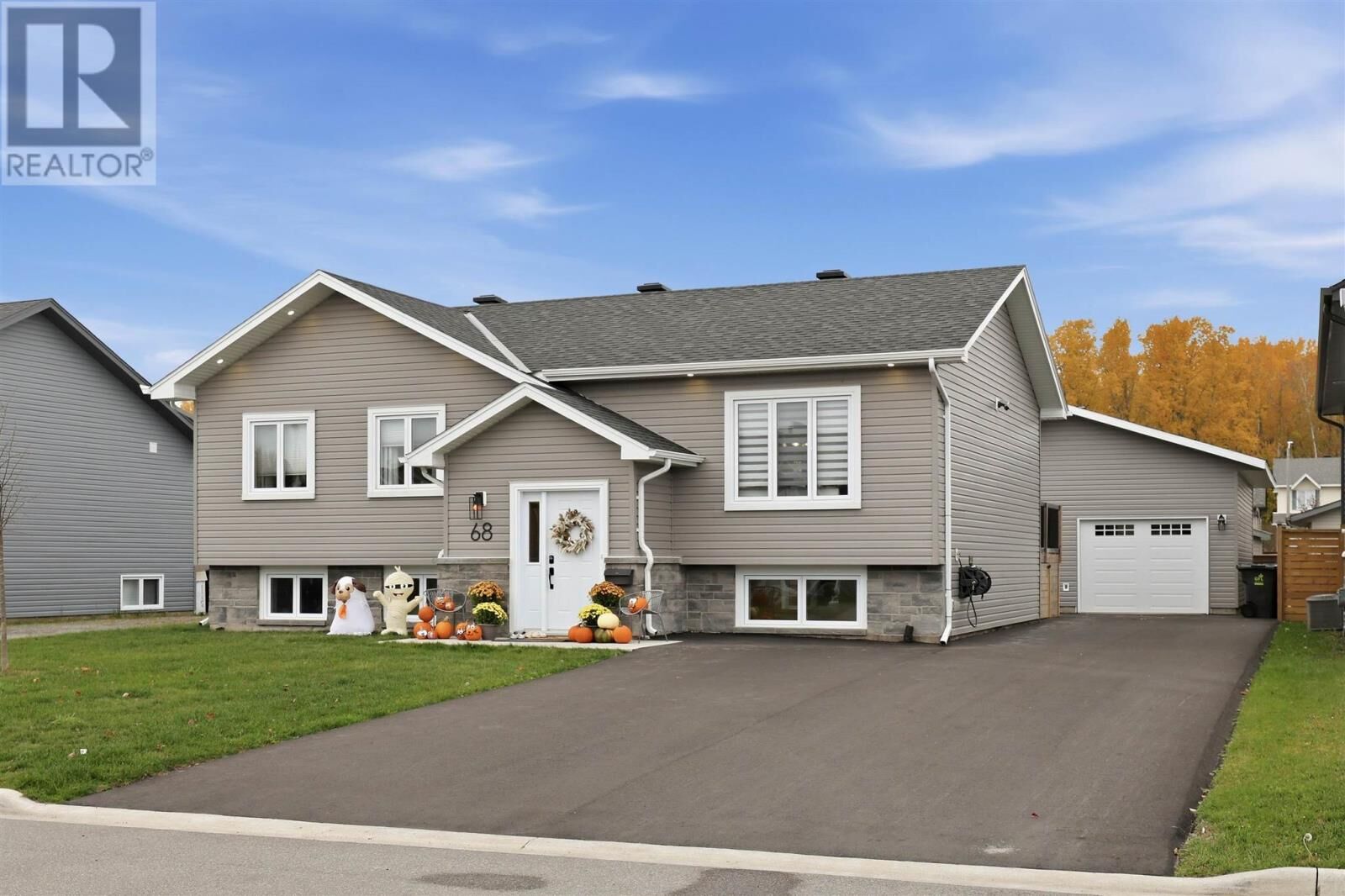 Property Photo: 68 Crestwood Ave ON P6A 6S9