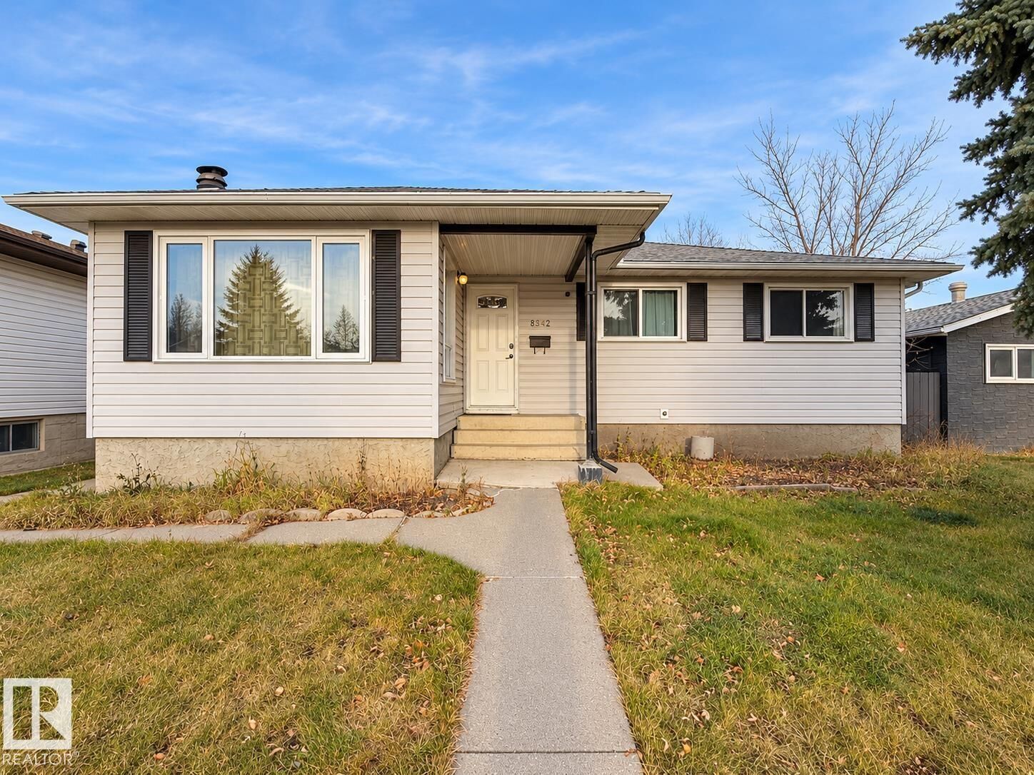 Property Photo:  8412 35 Avenue NW  AB T6K 0C6 