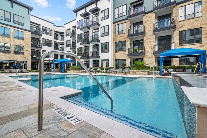 Property Photo: 1616 W Dallas Street 407 TX 77019