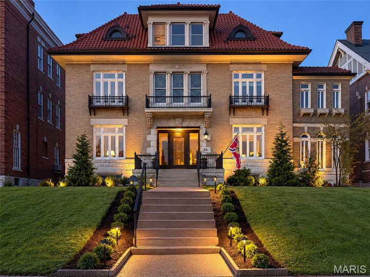 Property Photo:  35 Kingsbury Place  MO 63112 