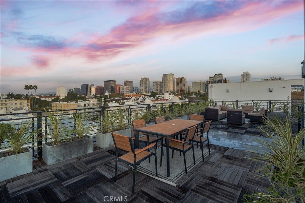 Property Photo:  10663 Kinnard Avenue 101  CA 90024 