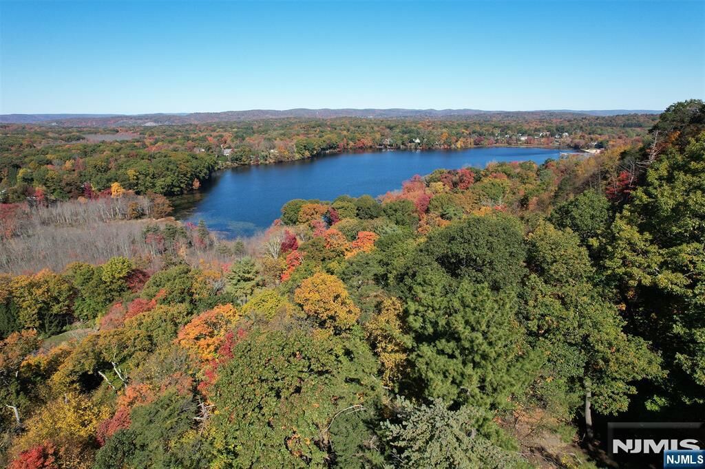 Property Photo:  999 Cherokee Lane  NJ 07417 