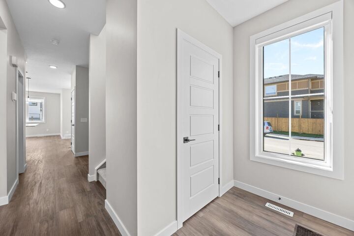 Property Photo:  581 Hotchkiss Drive SE  AB T3P 1W9 