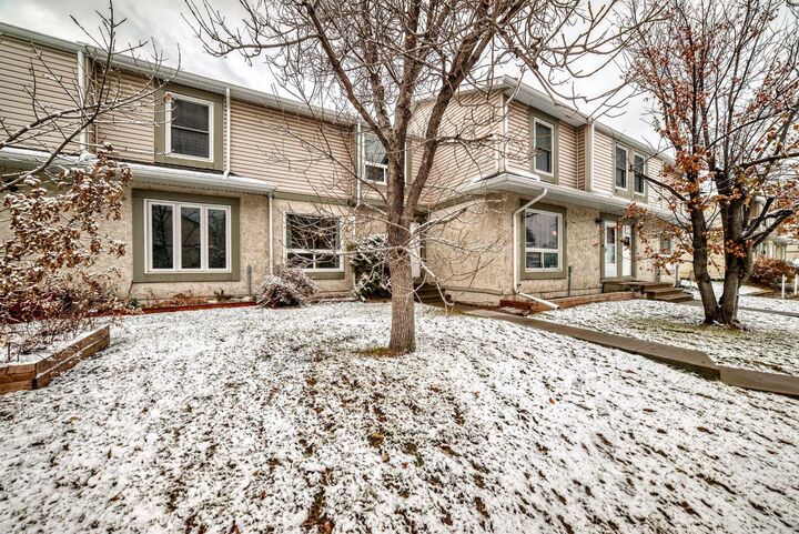 Property Photo:  111 Deer Ridge Lane SE  AB T2J 6N3 