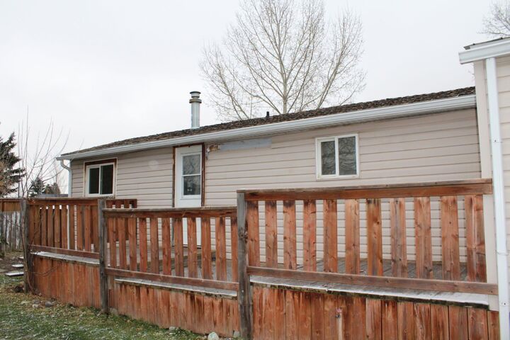 Property Photo:  120 Sunset Way  AB T1V 1J4 