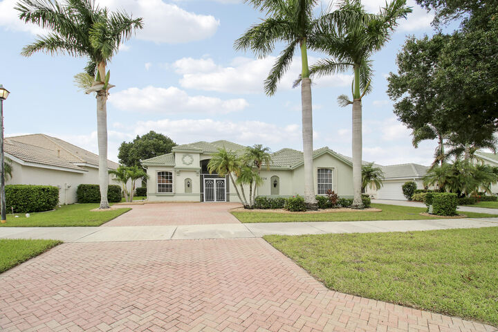Property Photo: 636 SW Lake Charles Circle FL 34986