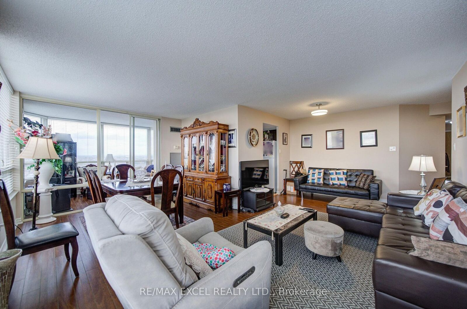 Property Photo:  300 Alton Towers Circle 1403  ON M1V 4X9 