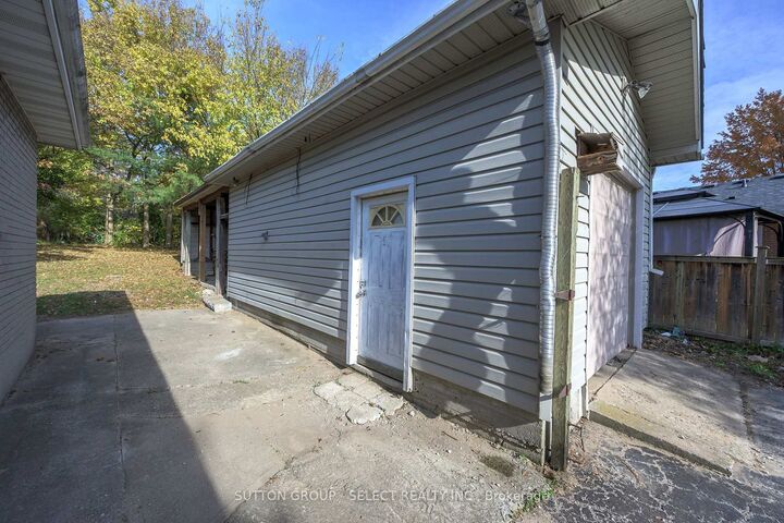Property Photo:  141 Fairmont Avenue  ON N5W 1M1 