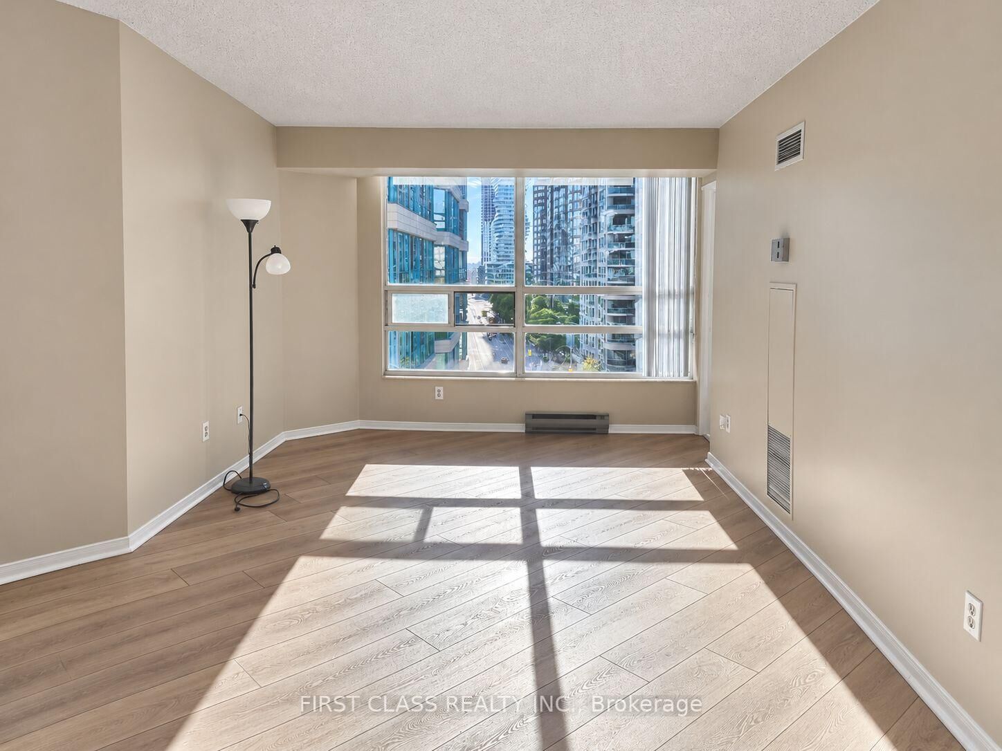 Property Photo:  250 Webb Drive 913  ON L5B 3Z4 