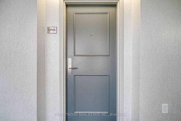 Property Photo:  25 Fairview Road W Uph4  ON L5B 3Y8 