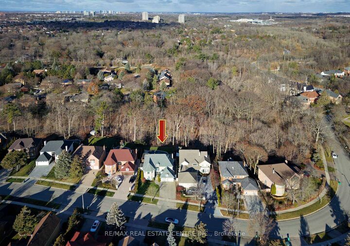 Property Photo:  1837 Sevenoaks Drive  ON L5K 2N5 