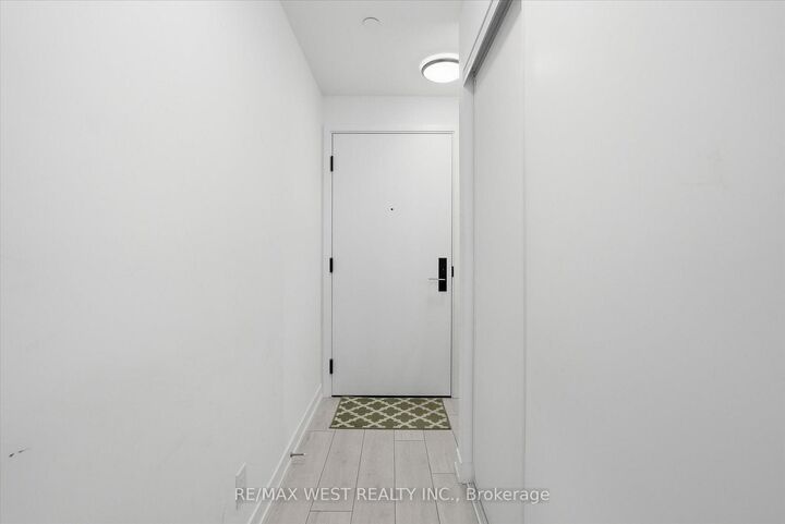 Property Photo: 270 Dufferin Street 819 ON M6K 0H8
