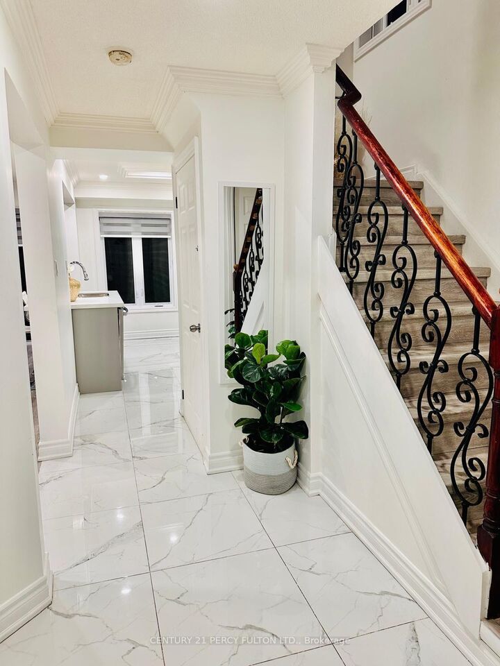 Property Photo:  39 Laidlaw Drive  ON L4N 7S2 