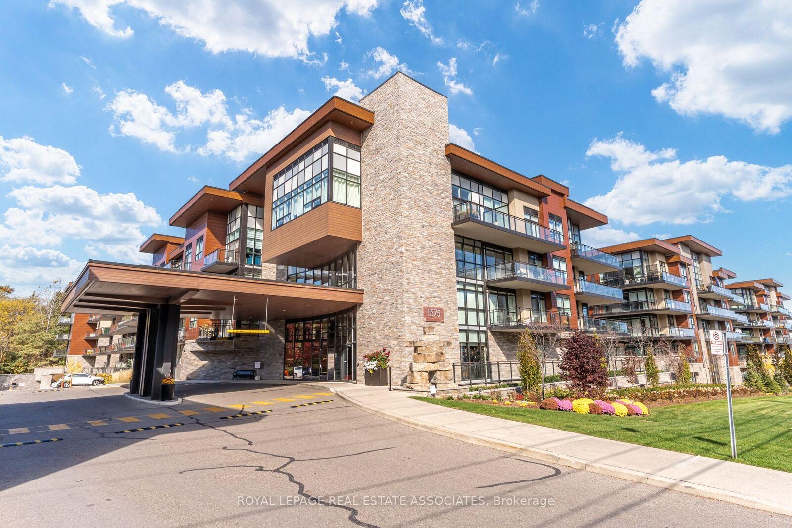 Property Photo:  1575 Lakeshore Road W 465  ON L5J 0B1 