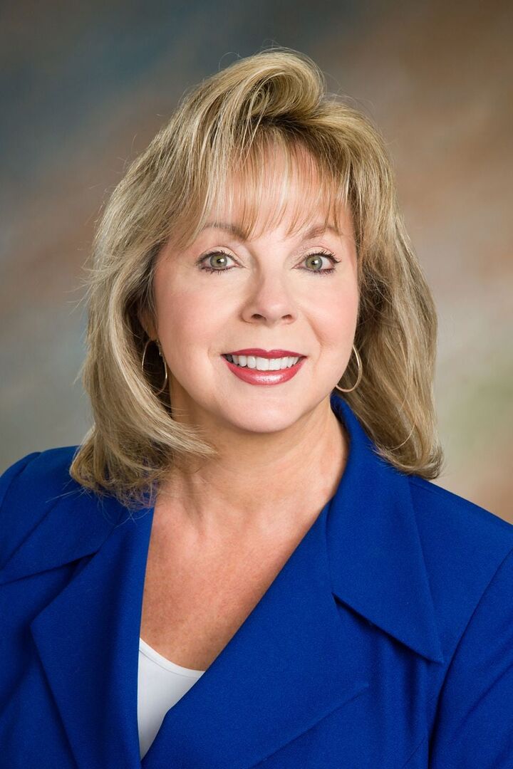 Lynne VanDeventer, Real Estate Salesperson in Okemos, Professionals